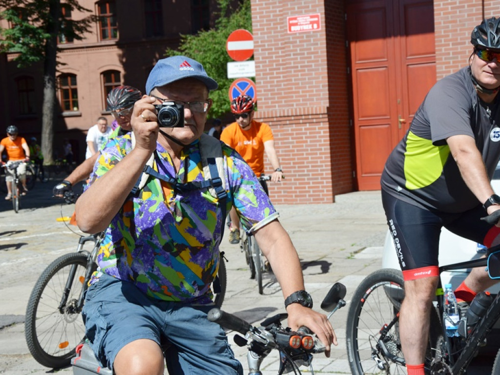 Odjazdowy Bibliotekarz po raz czwarty. Ruszył rajd rowerowy do Dalkowa. Dopisała pogoda i frekwencja