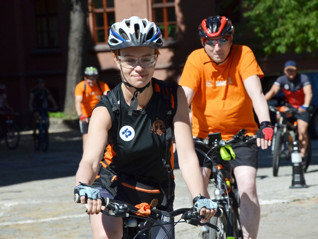 Odjazdowy Bibliotekarz po raz czwarty. Ruszył rajd rowerowy do Dalkowa. Dopisała pogoda i frekwencja