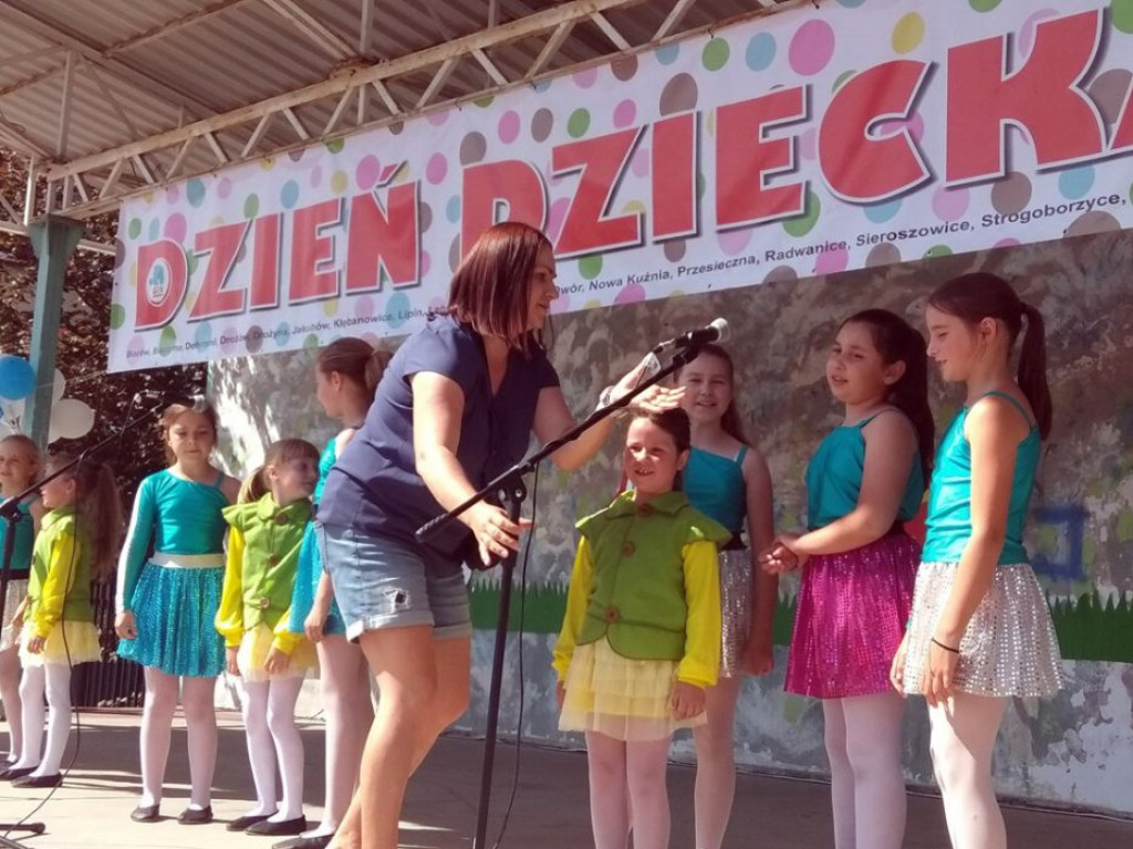 Boisko przy szkole w Radwanicach opanowały smerfy