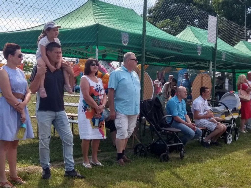 Boisko przy szkole w Radwanicach opanowały smerfy