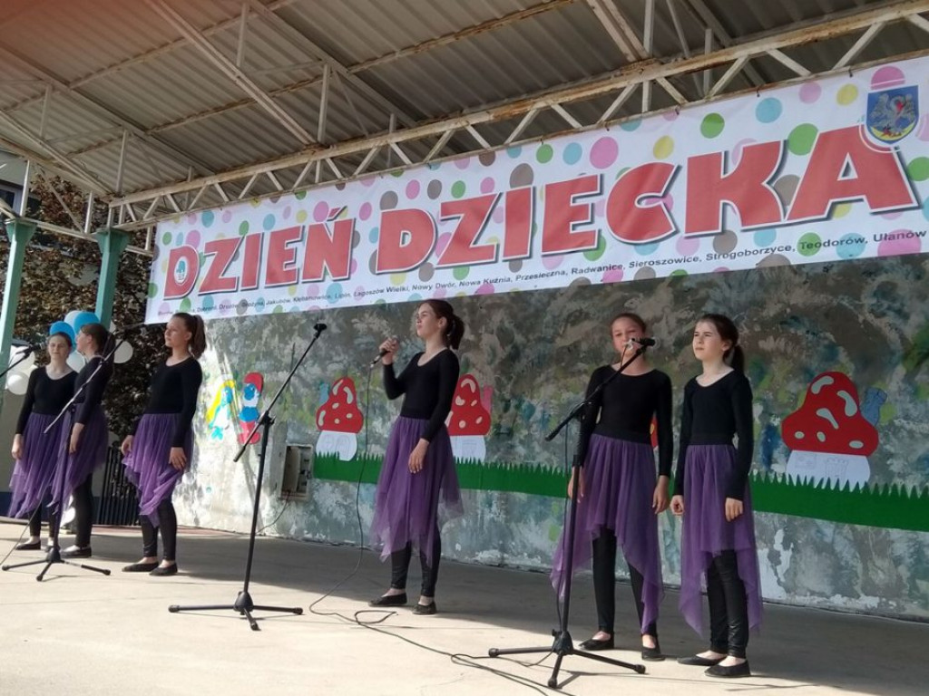 Boisko przy szkole w Radwanicach opanowały smerfy