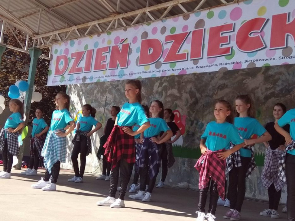 Boisko przy szkole w Radwanicach opanowały smerfy