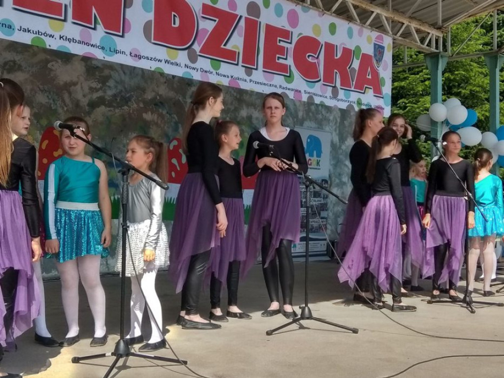 Boisko przy szkole w Radwanicach opanowały smerfy
