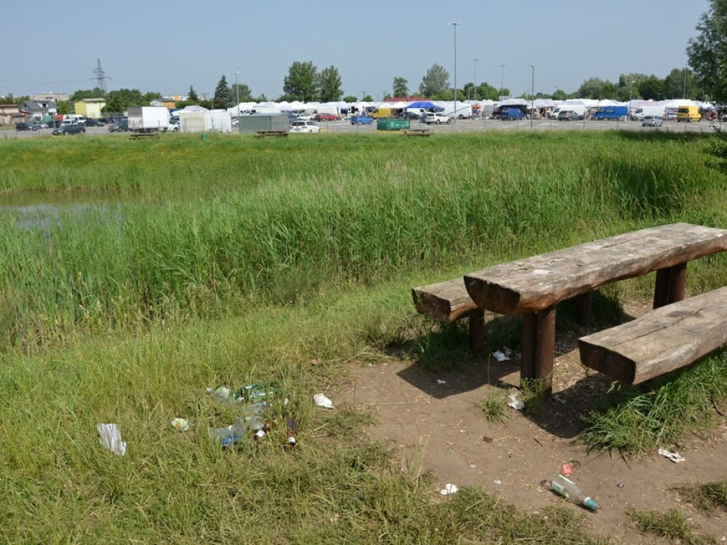 Miało być ładnie i czysto, a zrobiło się śmietnisko. Kosze na śmieci pływają w stawie