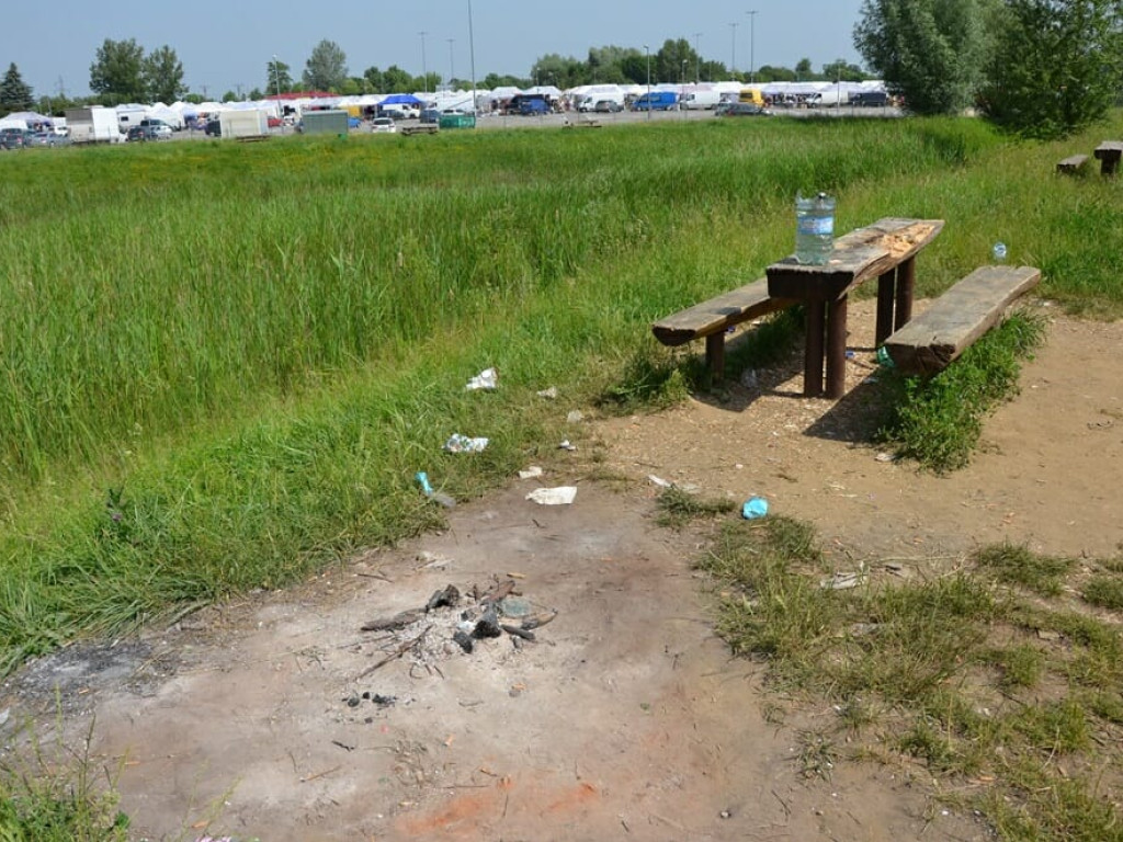 Miało być ładnie i czysto, a zrobiło się śmietnisko. Kosze na śmieci pływają w stawie