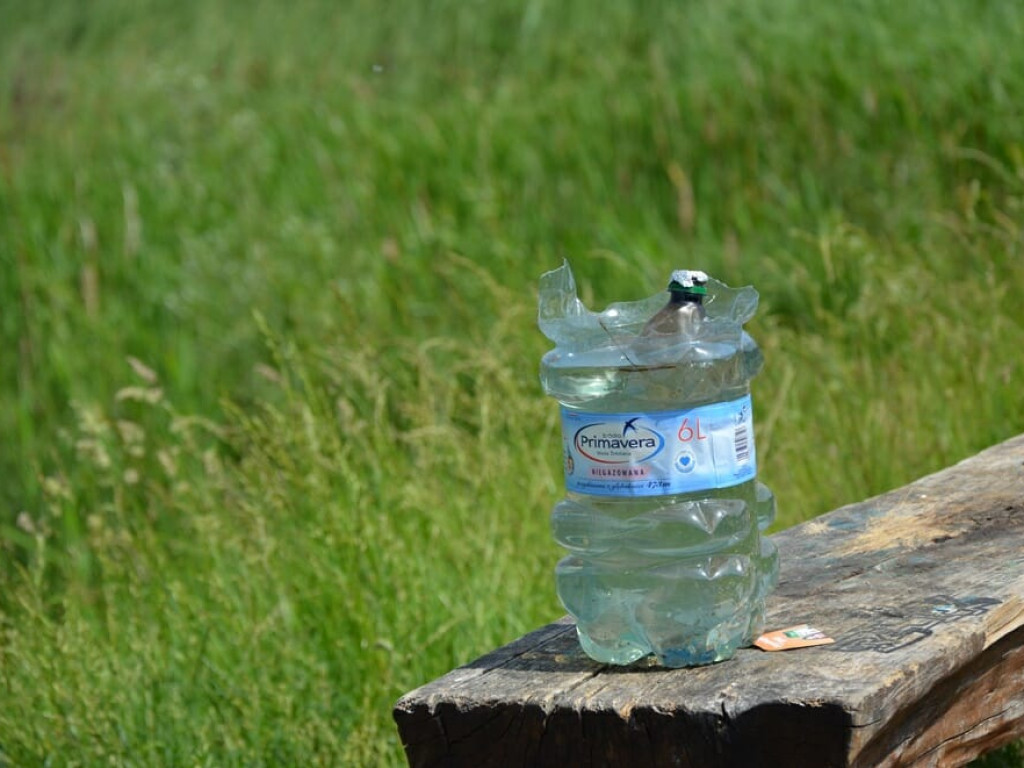 Miało być ładnie i czysto, a zrobiło się śmietnisko. Kosze na śmieci pływają w stawie