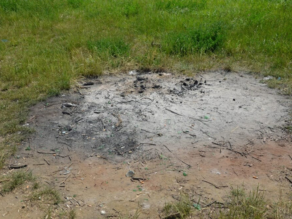 Miało być ładnie i czysto, a zrobiło się śmietnisko. Kosze na śmieci pływają w stawie