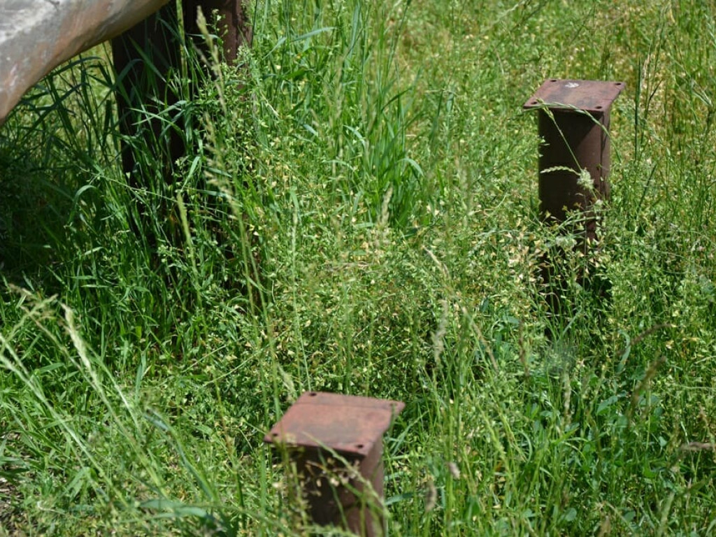 Miało być ładnie i czysto, a zrobiło się śmietnisko. Kosze na śmieci pływają w stawie