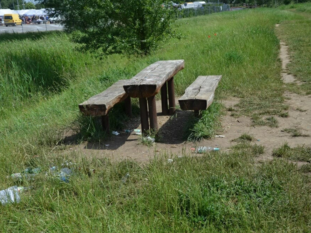 Miało być ładnie i czysto, a zrobiło się śmietnisko. Kosze na śmieci pływają w stawie