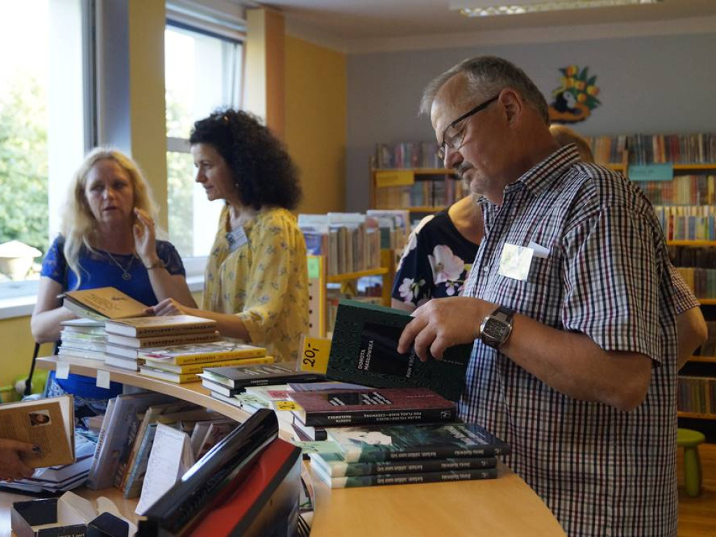 Na spotkanie z Dorotą Masłowską przyszło tyle osób, że trzeba było dostawiać krzesła