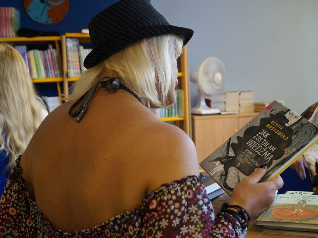 Na spotkanie z Dorotą Masłowską przyszło tyle osób, że trzeba było dostawiać krzesła