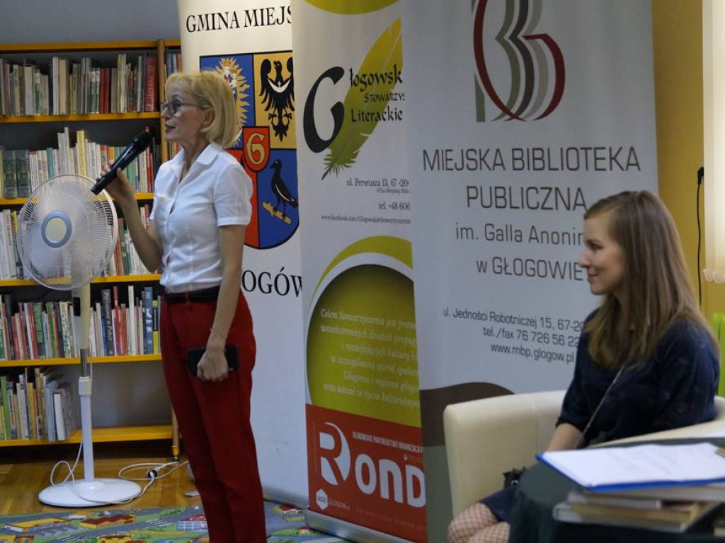 Na spotkanie z Dorotą Masłowską przyszło tyle osób, że trzeba było dostawiać krzesła