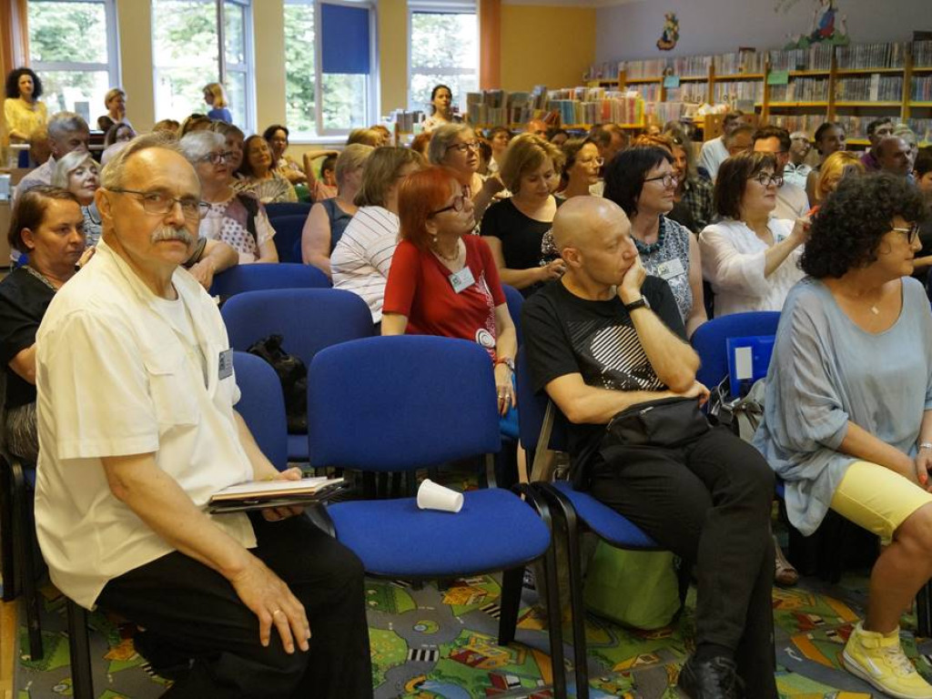 Na spotkanie z Dorotą Masłowską przyszło tyle osób, że trzeba było dostawiać krzesła