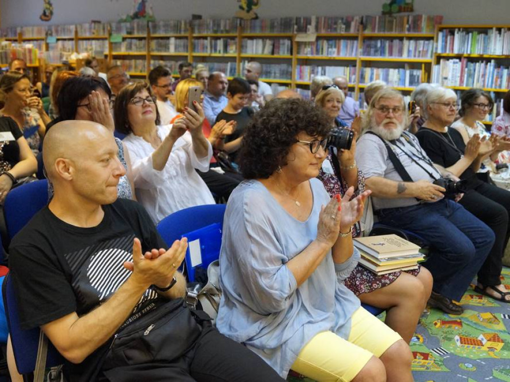 Na spotkanie z Dorotą Masłowską przyszło tyle osób, że trzeba było dostawiać krzesła