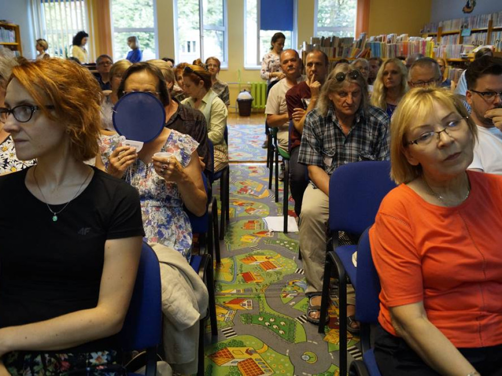 Na spotkanie z Dorotą Masłowską przyszło tyle osób, że trzeba było dostawiać krzesła