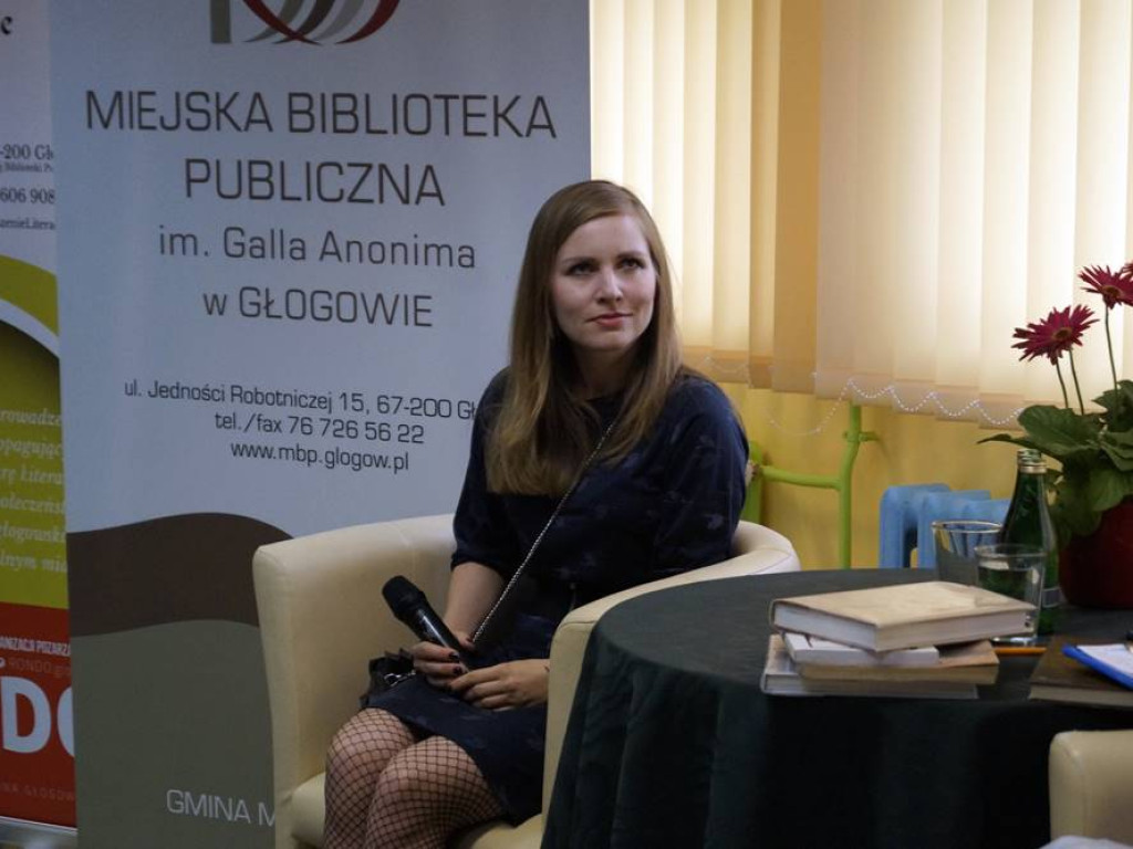 Na spotkanie z Dorotą Masłowską przyszło tyle osób, że trzeba było dostawiać krzesła