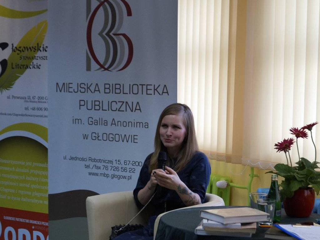 Na spotkanie z Dorotą Masłowską przyszło tyle osób, że trzeba było dostawiać krzesła