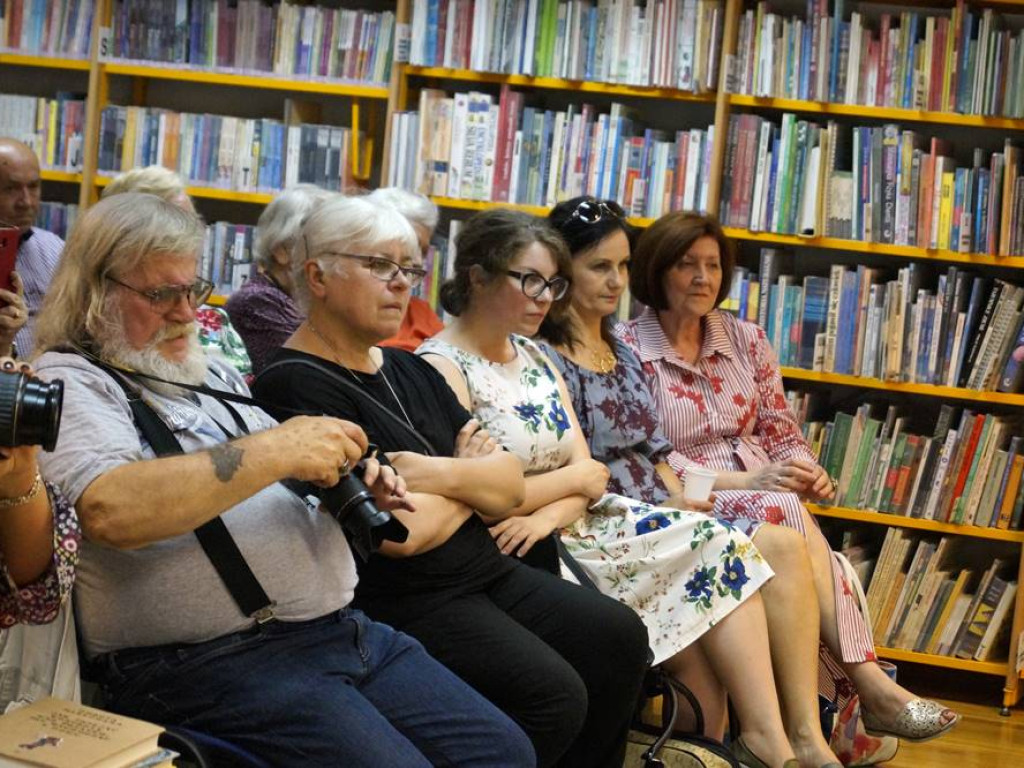 Na spotkanie z Dorotą Masłowską przyszło tyle osób, że trzeba było dostawiać krzesła