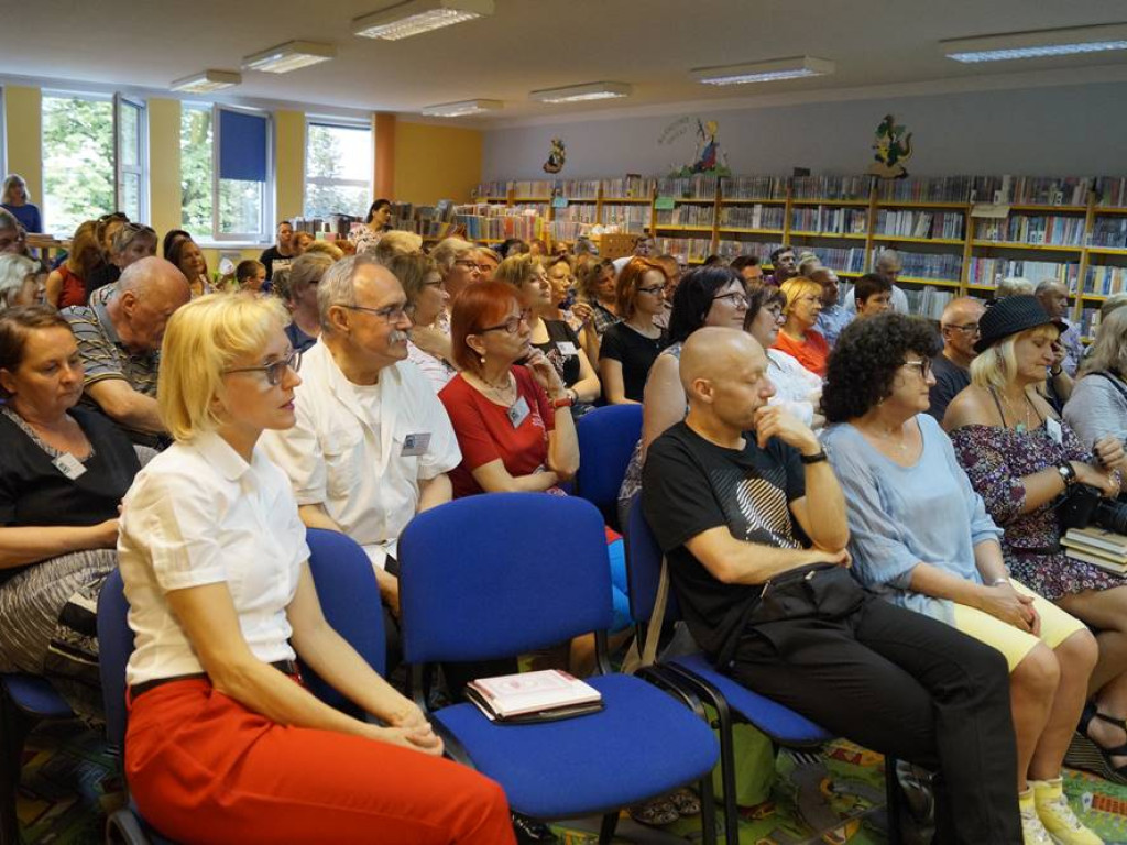 Na spotkanie z Dorotą Masłowską przyszło tyle osób, że trzeba było dostawiać krzesła