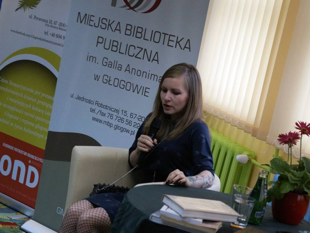 Na spotkanie z Dorotą Masłowską przyszło tyle osób, że trzeba było dostawiać krzesła