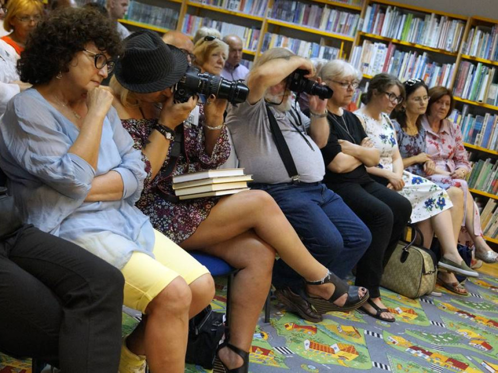 Na spotkanie z Dorotą Masłowską przyszło tyle osób, że trzeba było dostawiać krzesła