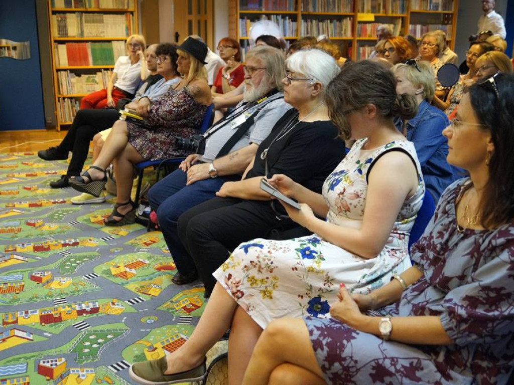 Na spotkanie z Dorotą Masłowską przyszło tyle osób, że trzeba było dostawiać krzesła