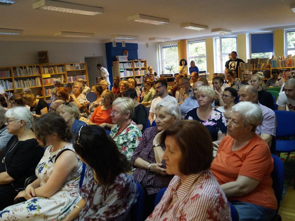 Na spotkanie z Dorotą Masłowską przyszło tyle osób, że trzeba było dostawiać krzesła