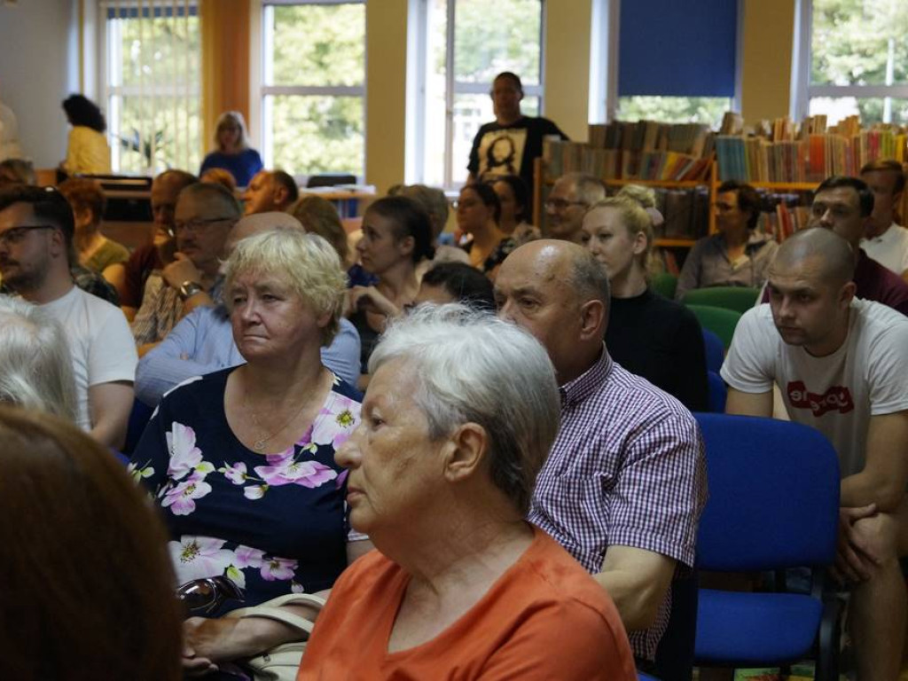 Na spotkanie z Dorotą Masłowską przyszło tyle osób, że trzeba było dostawiać krzesła