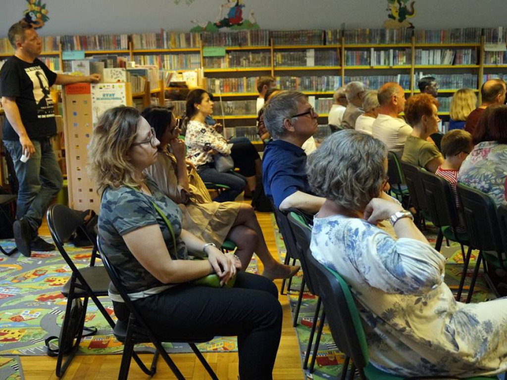 Na spotkanie z Dorotą Masłowską przyszło tyle osób, że trzeba było dostawiać krzesła