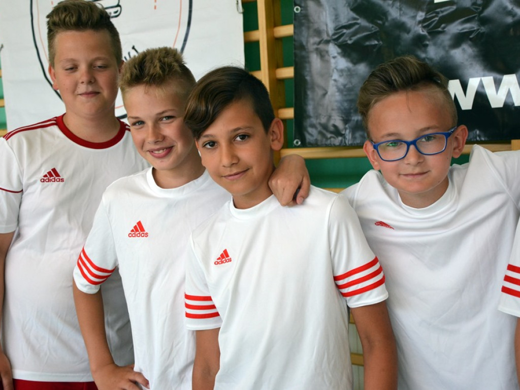 Młodzi szczypiorniści już na parkiecie. Finałowy turniej trwa!