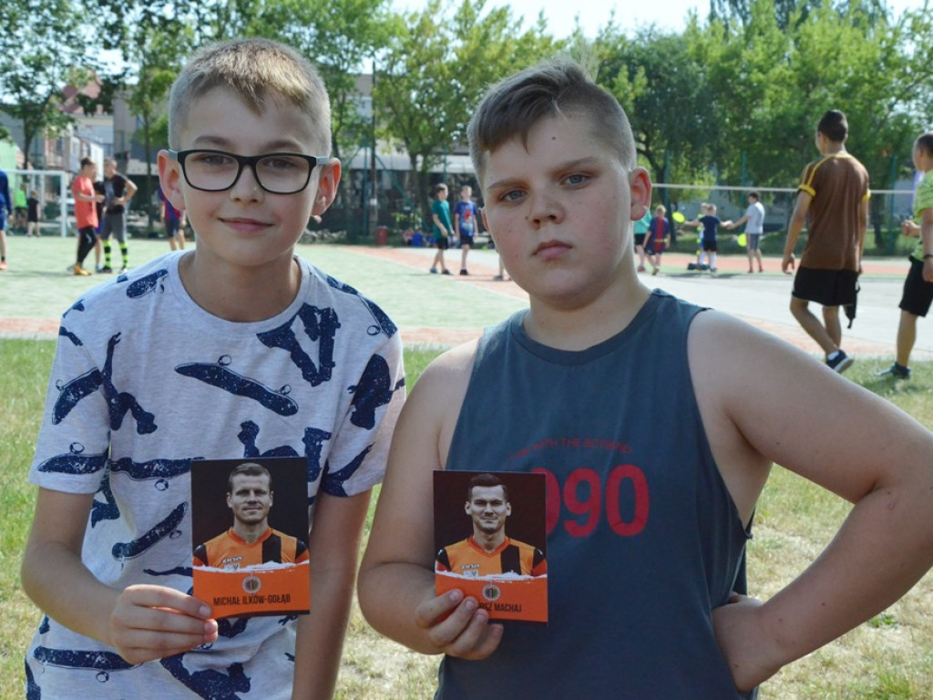 Zabawa z Chrobrym Głogów musi być udana! Dzieci i młodzież powitały lato na sportowo