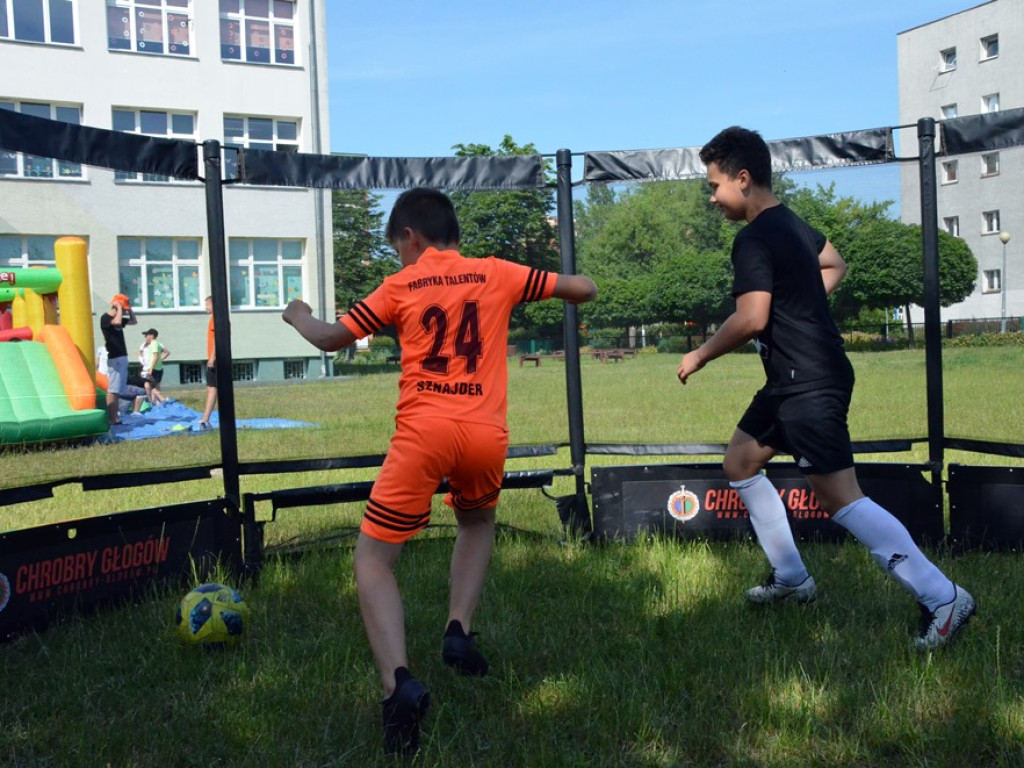 Zabawa z Chrobrym Głogów musi być udana! Dzieci i młodzież powitały lato na sportowo
