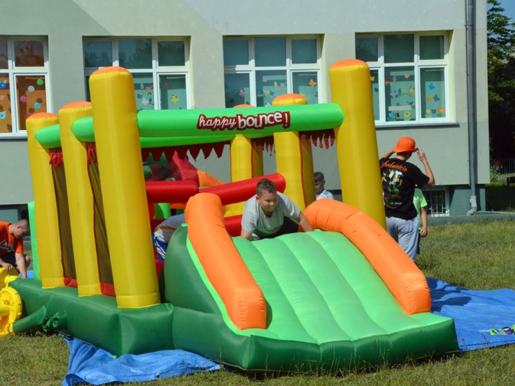 Zabawa z Chrobrym Głogów musi być udana! Dzieci i młodzież powitały lato na sportowo