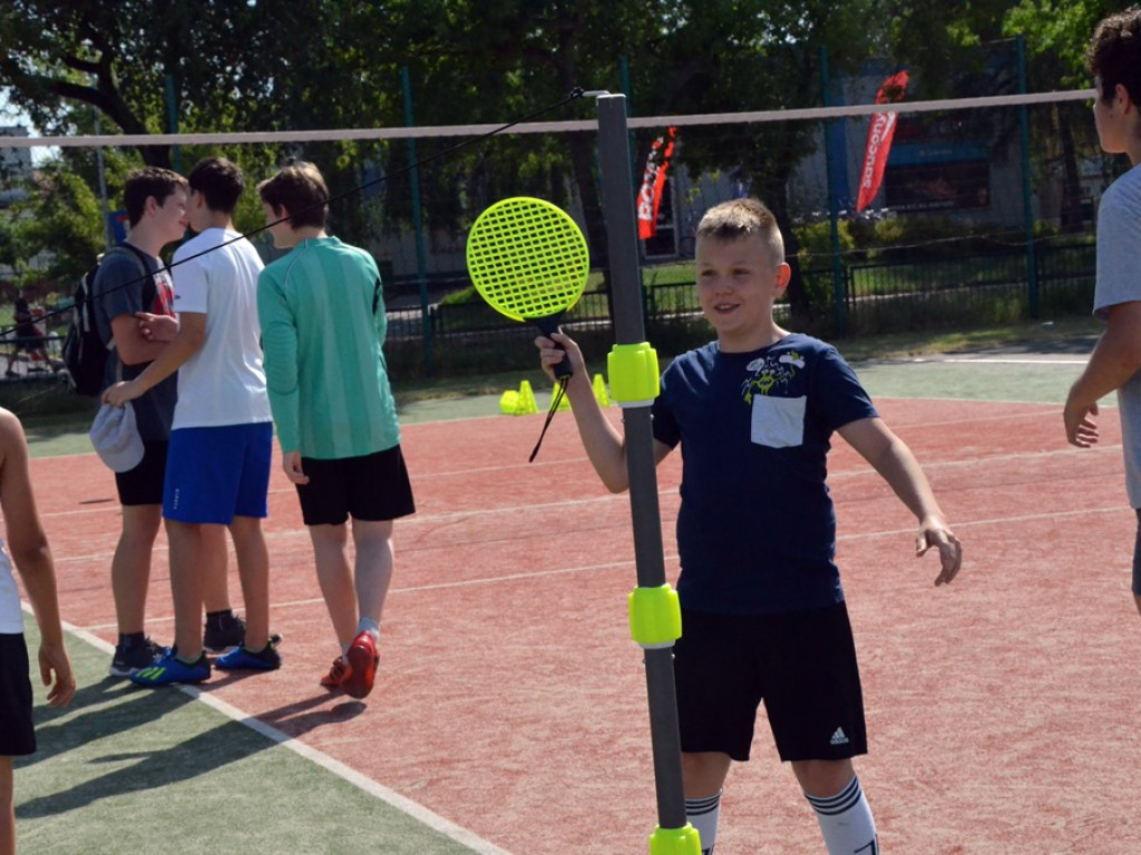 Zabawa z Chrobrym Głogów musi być udana! Dzieci i młodzież powitały lato na sportowo
