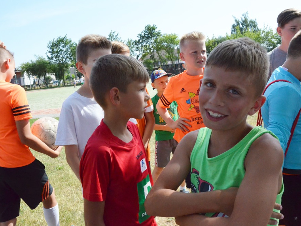 Zabawa z Chrobrym Głogów musi być udana! Dzieci i młodzież powitały lato na sportowo
