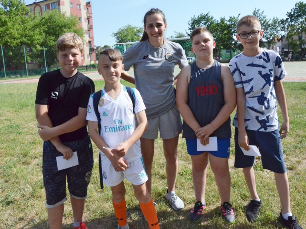 Zabawa z Chrobrym Głogów musi być udana! Dzieci i młodzież powitały lato na sportowo