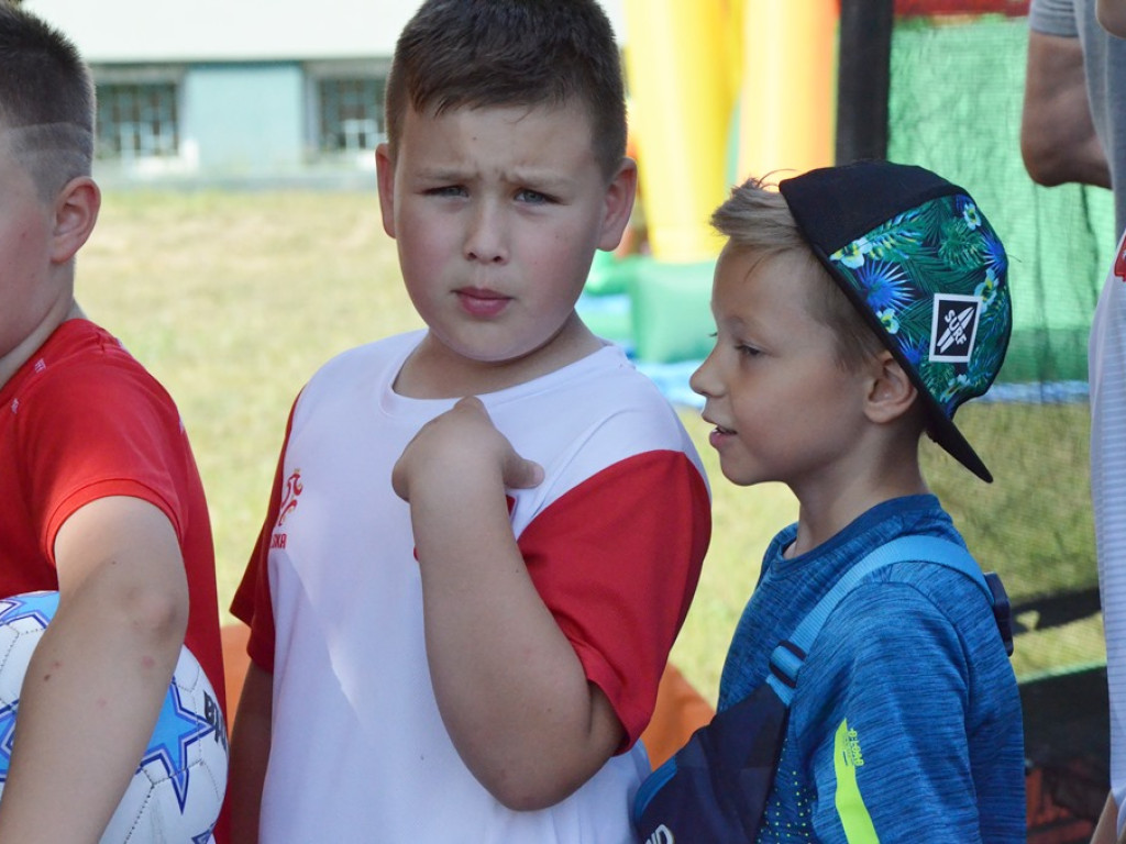 Zabawa z Chrobrym Głogów musi być udana! Dzieci i młodzież powitały lato na sportowo