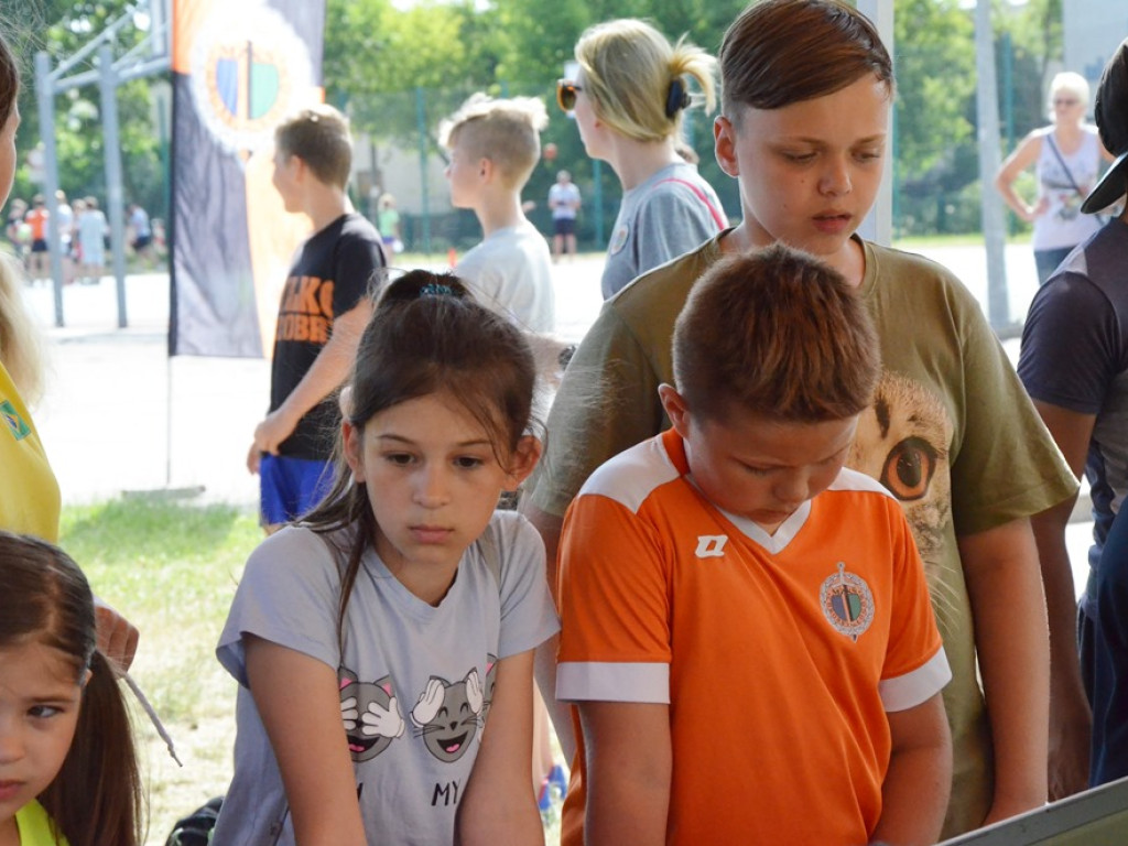 Zabawa z Chrobrym Głogów musi być udana! Dzieci i młodzież powitały lato na sportowo