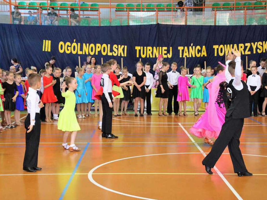 Tańczą na powitanie lata w Sławie. Na turniej przyjechało ponad sto par