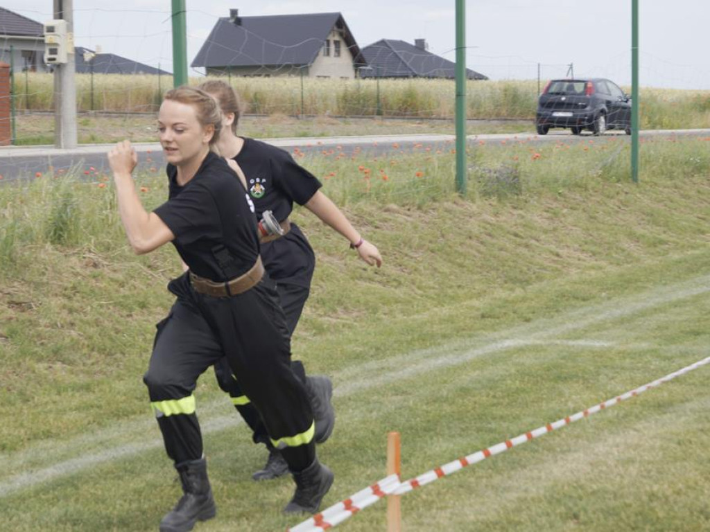 Strażacy ochotnicy rywalizowali na boisku w Gaworzycach podczas gminnych zawodów