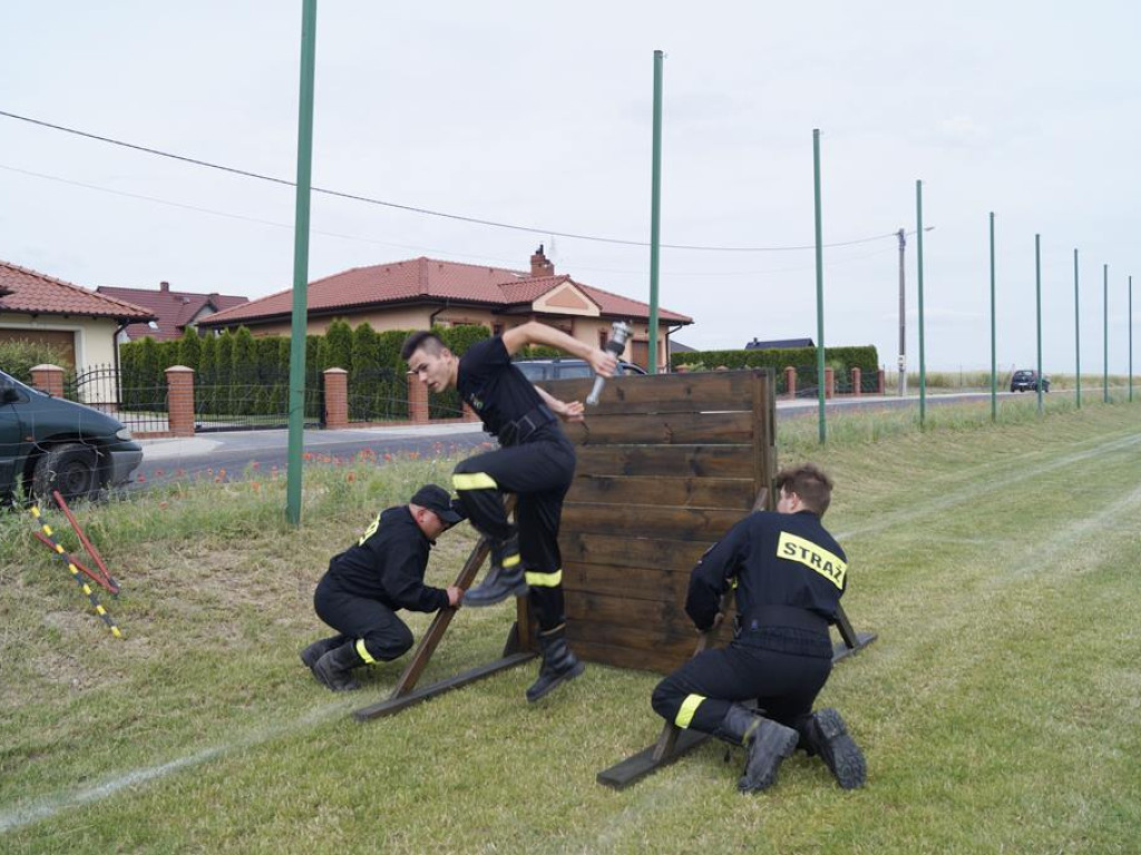 Strażacy ochotnicy rywalizowali na boisku w Gaworzycach podczas gminnych zawodów