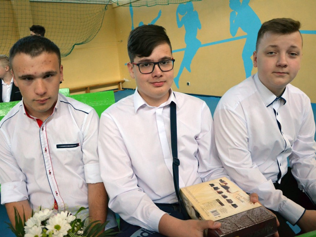 Ostatni szkolny dzwonek. Uczniowie zaczynają ponad dwumiesięczną labę. Wakacje!