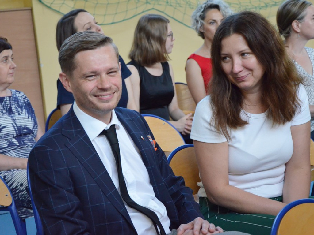 Ostatni szkolny dzwonek. Uczniowie zaczynają ponad dwumiesięczną labę. Wakacje!