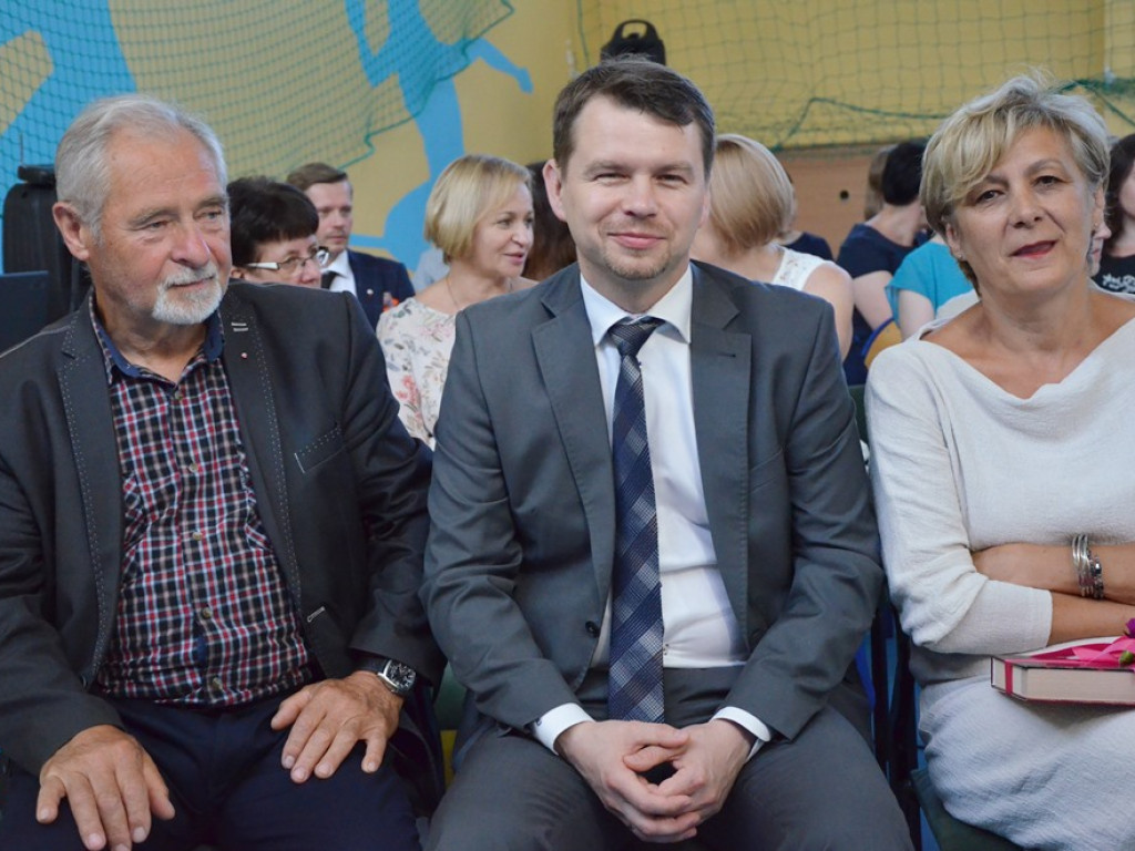 Ostatni szkolny dzwonek. Uczniowie zaczynają ponad dwumiesięczną labę. Wakacje!