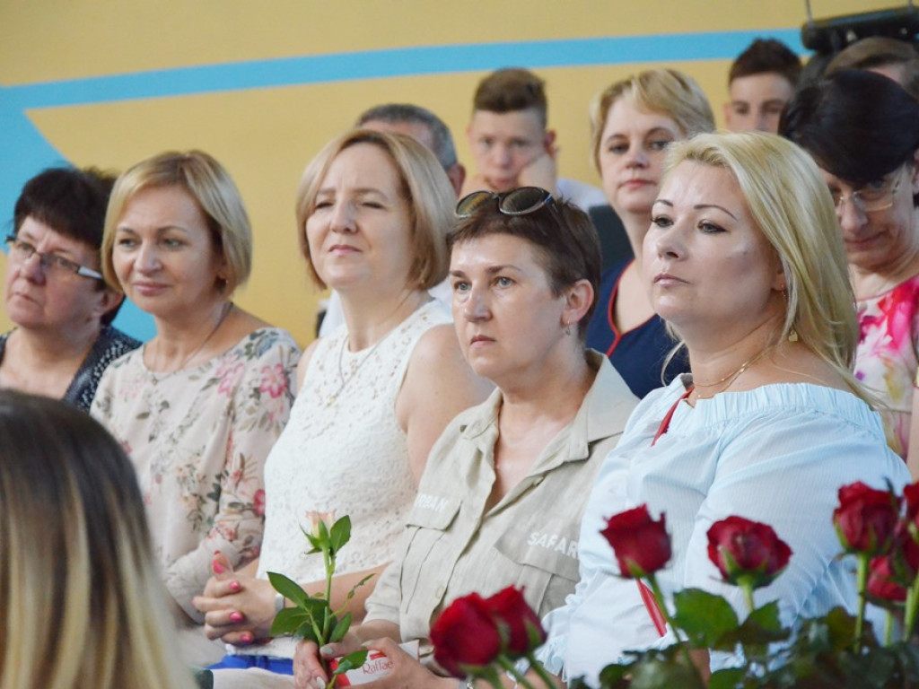 Ostatni szkolny dzwonek. Uczniowie zaczynają ponad dwumiesięczną labę. Wakacje!