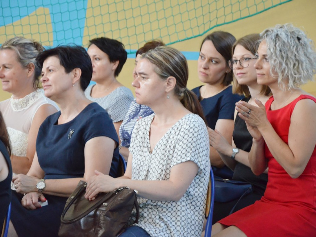Ostatni szkolny dzwonek. Uczniowie zaczynają ponad dwumiesięczną labę. Wakacje!