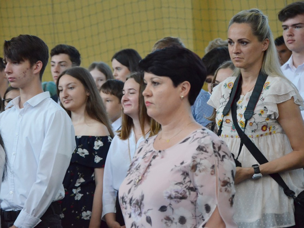 Ostatni szkolny dzwonek. Uczniowie zaczynają ponad dwumiesięczną labę. Wakacje!