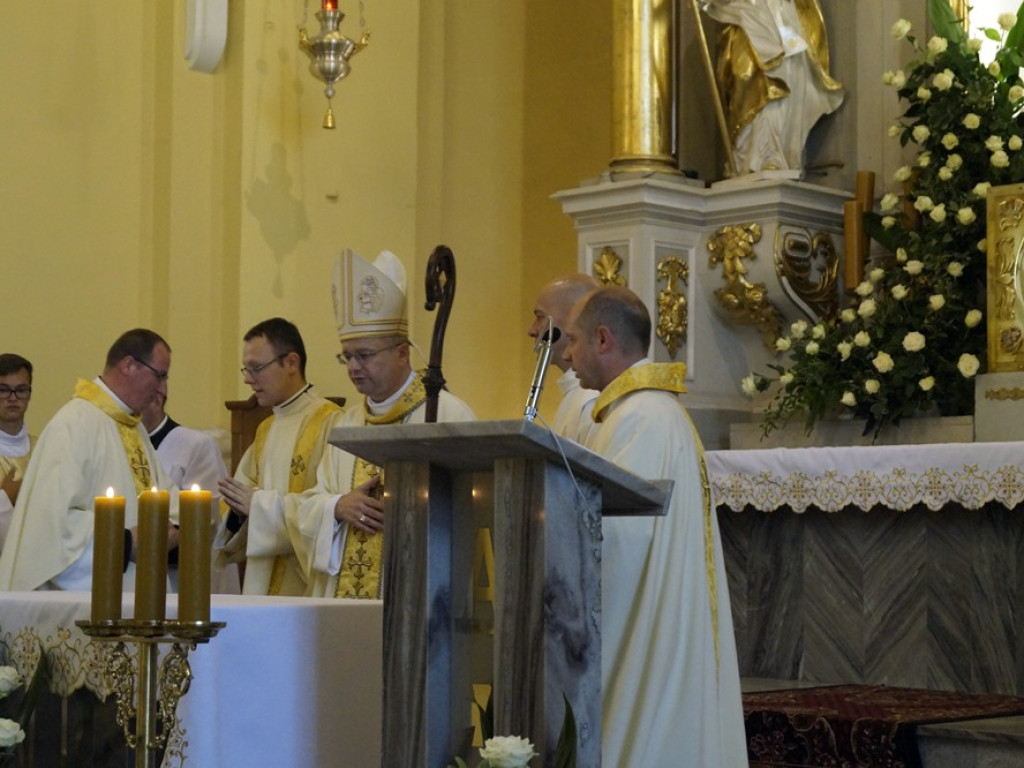 Procesji od kościoła Bożego Ciała do św. Klemensa przewodniczył biskup Tadeusz Lityński: Idziemy w jedności z całym Kościołem