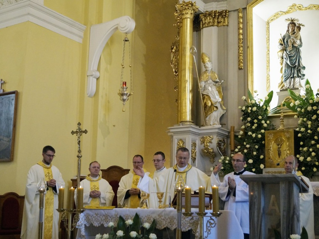 Procesji od kościoła Bożego Ciała do św. Klemensa przewodniczył biskup Tadeusz Lityński: Idziemy w jedności z całym Kościołem