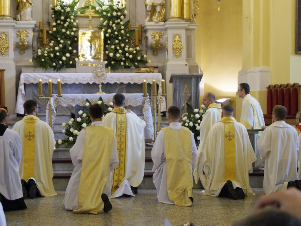 Procesji od kościoła Bożego Ciała do św. Klemensa przewodniczył biskup Tadeusz Lityński: Idziemy w jedności z całym Kościołem